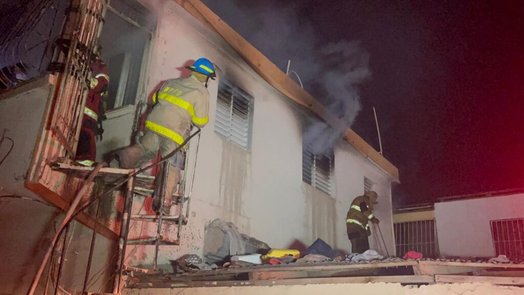 Incendio destruye segundo nivel de vivienda en Santiago Oeste y deja a tres personas en la intemperie | 2 | Incendio destruye segundo nivel de vivienda en Santiago Oeste y deja a tres personas en la intemperie - Noticias de hoy en República Dominicana | De Último Minuto