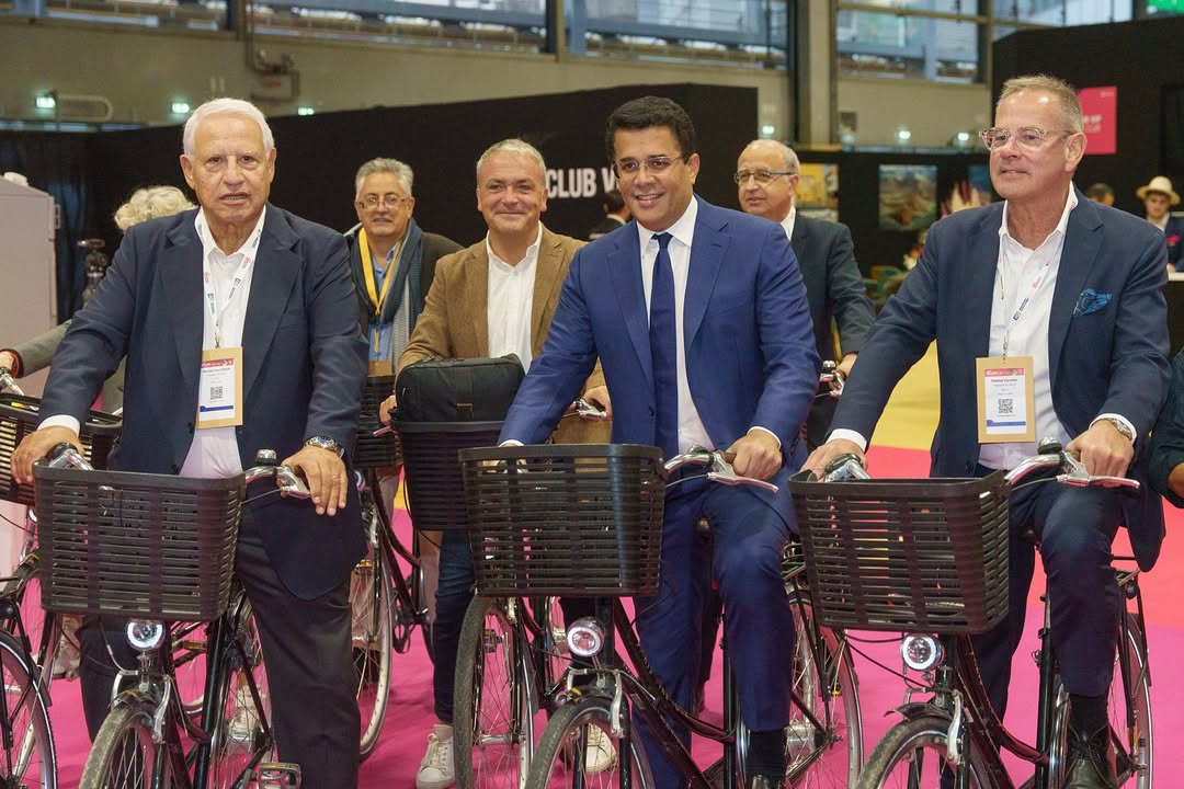 Ministro de Turismo de RD llega en bicicleta a la apertura de IFTM Top Resa 2025 en París - Noticias de hoy en República Dominicana | De Último Minuto