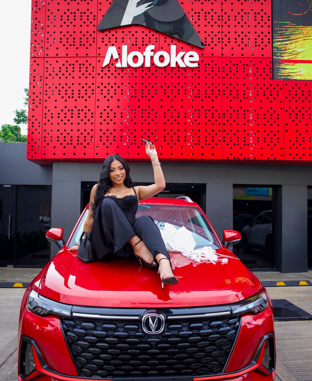 Karola recibió su jeepeta tras obtener el tercer lugar en La Casa de Alofoke