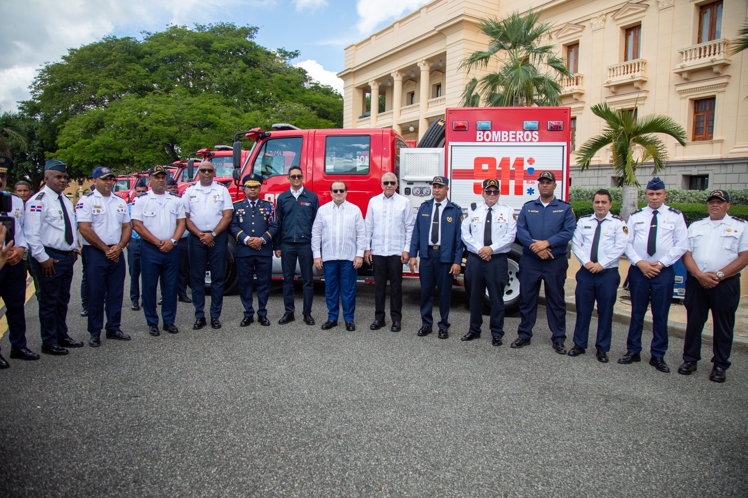 MINPRE y Sistema 911 entregan 12 camiones de bomberos para fortalecer capacidad de respuesta en emergencias - Noticias de hoy en República Dominicana | De Último Minuto