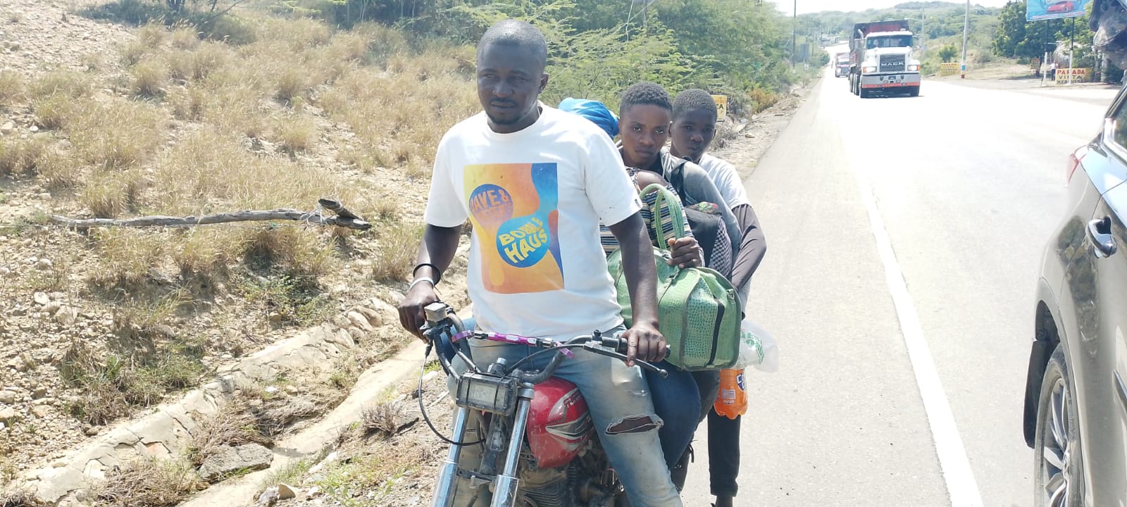 Ejército detiene nacionales haitianos indocumentados en motocicletas en zona costera de Montecristi