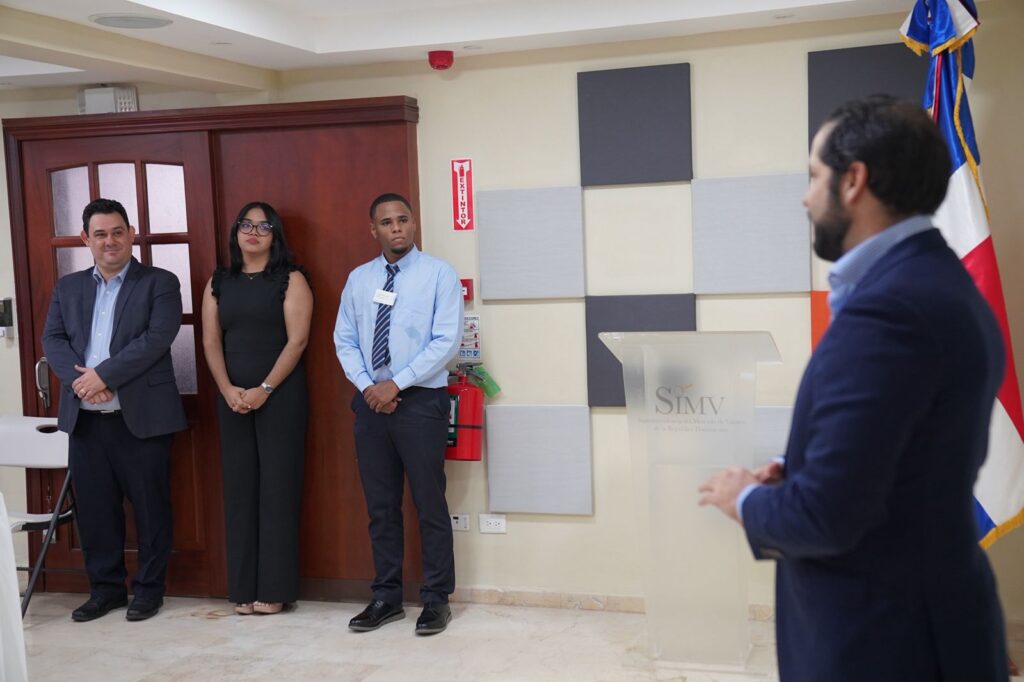 Final del Concurso sobre el Mercado de Capitales de la SIMV concluye con empate y reconocimiento conjunto | 2 | Final del Concurso sobre el Mercado de Capitales de la SIMV concluye con empate y reconocimiento conjunto - Noticias de hoy en República Dominicana | De Último Minuto