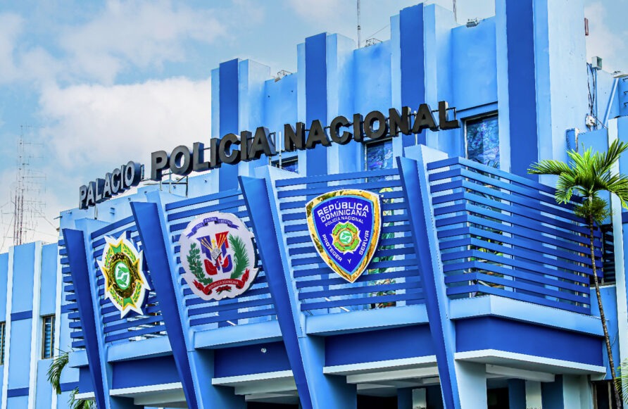 Policía recupera en San Juan jeepeta robada en Los Frailes II y apresa a tres cuando intentaban llevarla hacia la frontera