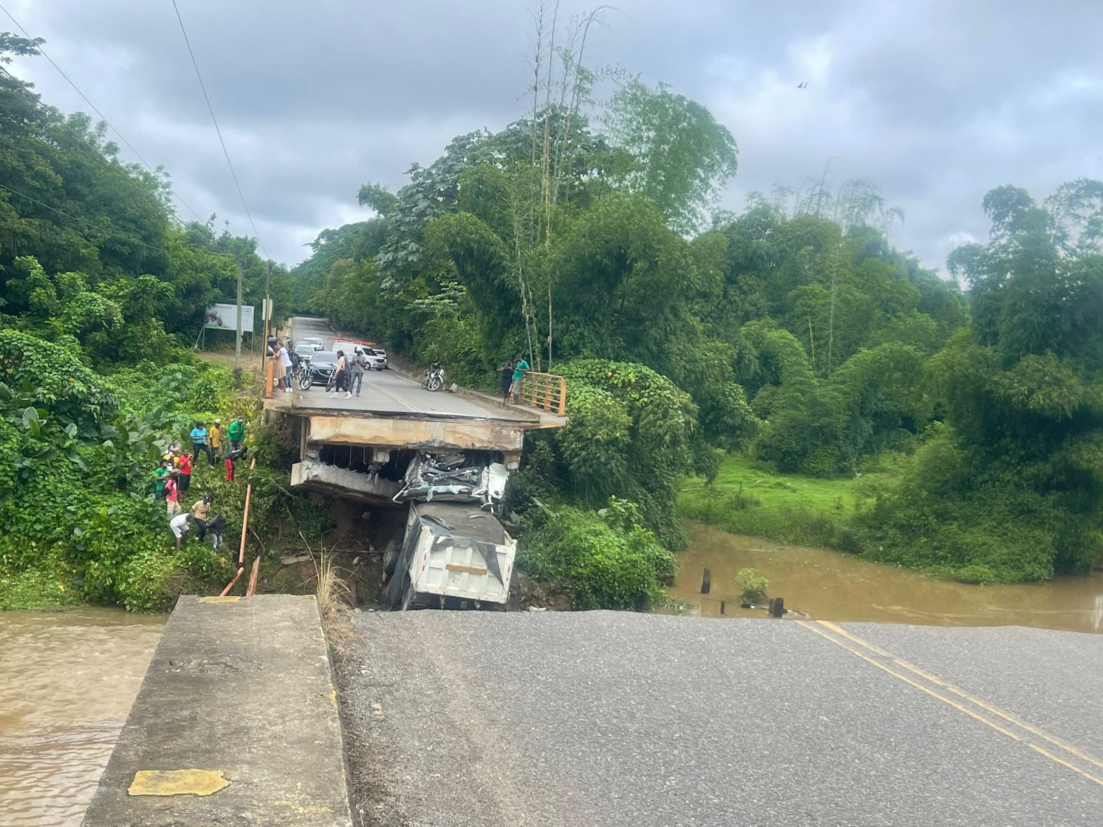 Colapsa puente que comunica Yamasá con el distrito municipal de Don Juan en Monte Plata - Noticias de hoy en República Dominicana | De Último Minuto