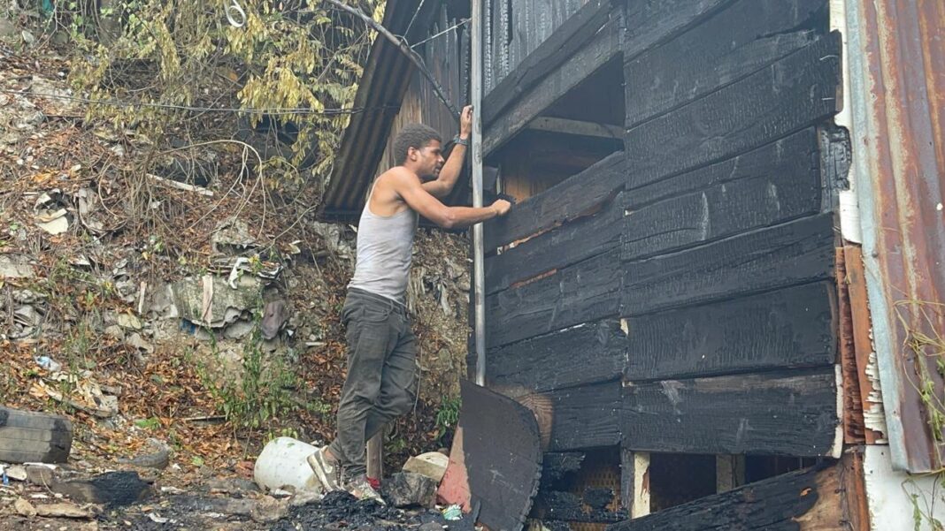 Incendio reduce a cenizas tres viviendas y deja a padre con dos hijos en la calle en Santiago