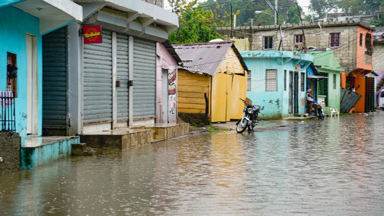 Calles y negocios en Las Lilas de Los Tres Brazos afectados por inundaciones