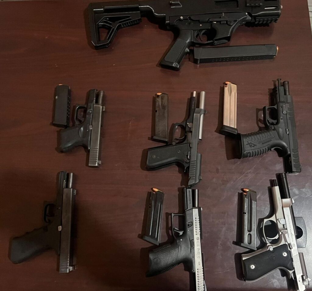 Apresan 10 personas con arsenal tras enfrentamiento con la Policía en cabaña de Villa González - Noticias de hoy en República Dominicana | De Último Minuto