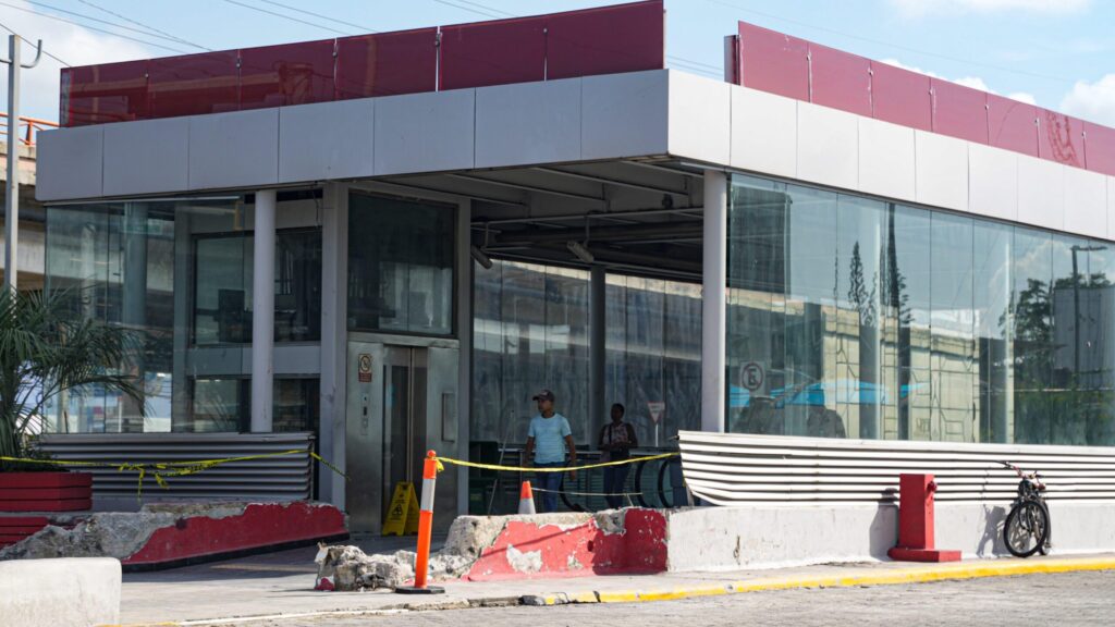 Metro de Santo Domingo retoma operaciones tras impacto de autobús: herida una colaboradora