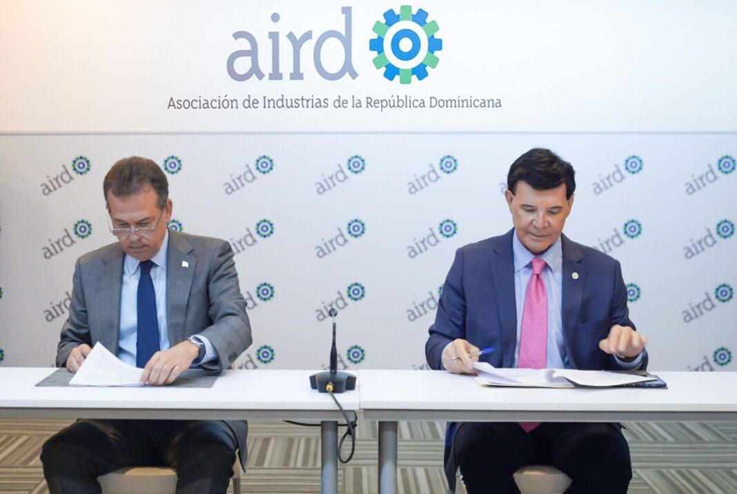 Víctor Ito Bisonó, ministro de Industria y Comercio y Julio Virgilio Brache, presidente de la AIRD.