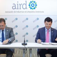 Víctor Ito Bisonó, ministro de Industria y Comercio y Julio Virgilio Brache, presidente de la AIRD.