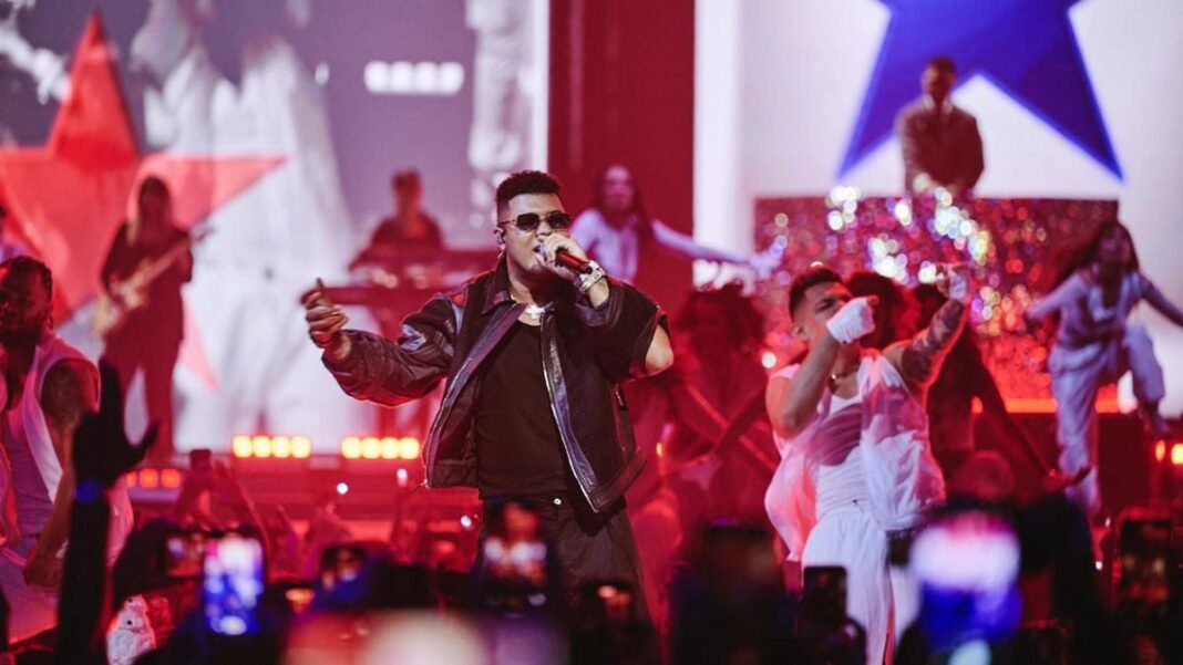 Boza, Sech y Farruko se unieron en tarima para interpretar “Robi-Rob’s Boriqua Anthem (Ya Tu Sabes)”, rindiendo tributo a El General y celebrando el impacto cultural de Panamá en el mundo.