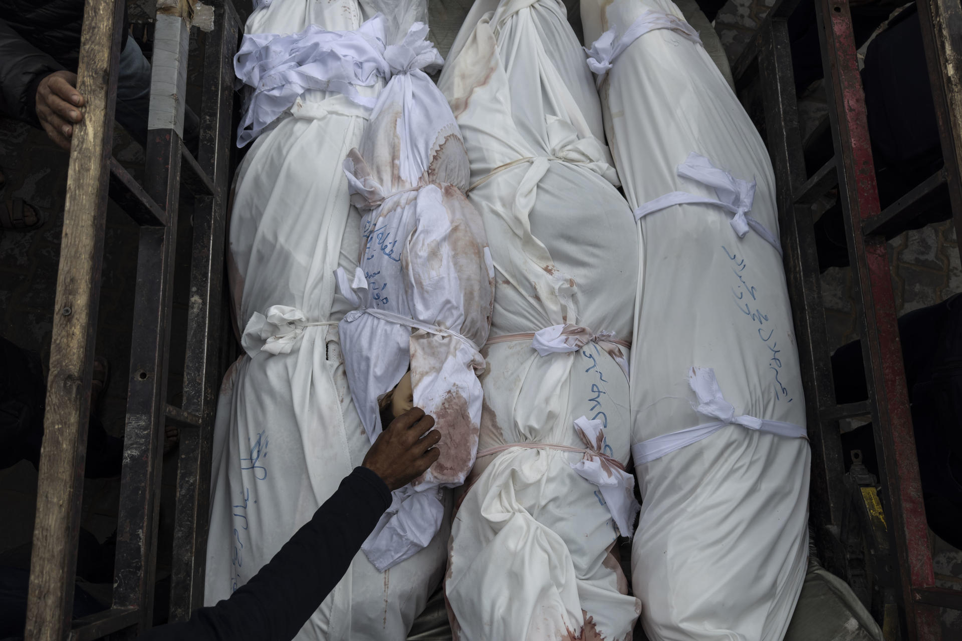 Israel mata a cerca de 100 gazatíes el domingo y sigue bombardeando la ciudad de Gaza