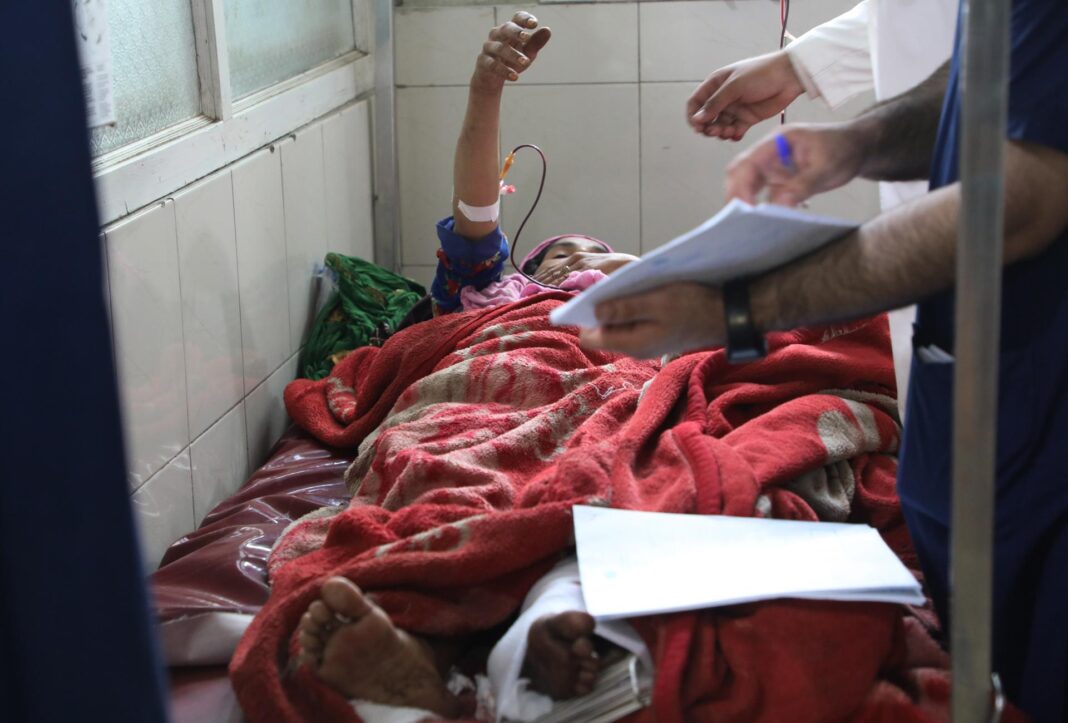 Hospitales desbordados en Afganistán mientras siguen llegando heridos tras el terremoto
