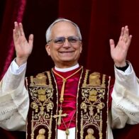 Papa León se reúne con defensor católico LGBTQ+ y promete continuar la acogida de Francisco