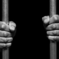 Piden prisión preventiva para hombre acusado de registrar defunciones falsas en Valverde