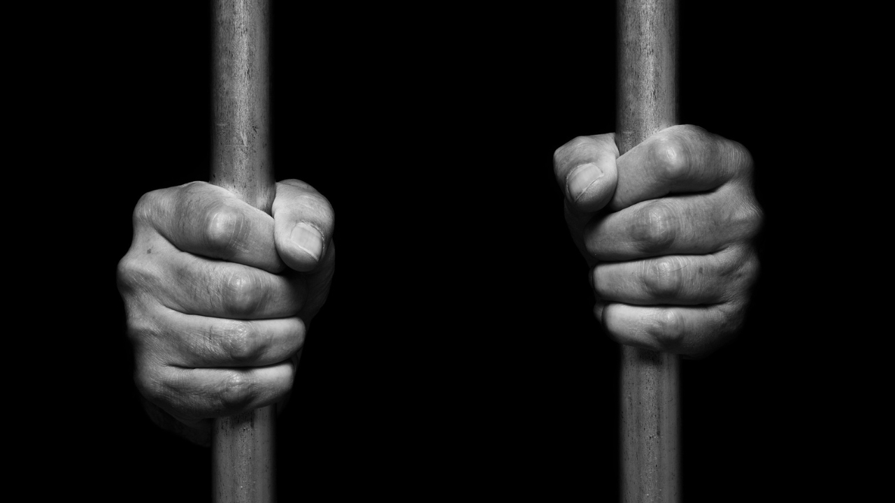Piden prisión preventiva para hombre acusado de registrar defunciones falsas en Valverde