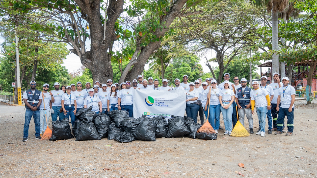 Colaboradores de Punta Catalina retiran desechos sólidos en Playa Los Almendros
