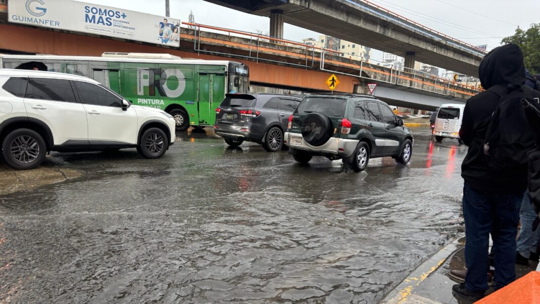 Inundaciones afectan peatones en la intersección Churchill con Kennedy