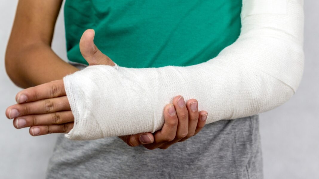 Portón de liceo cae sobre estudiante de 13 años en Hato Mayor y le provoca fracturas graves