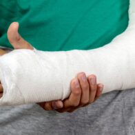 Portón de liceo cae sobre estudiante de 13 años en Hato Mayor y le provoca fracturas graves
