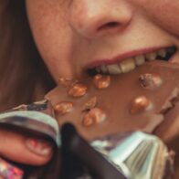 Detienen a una rusa por robar 223 tabletas de chocolate y comérselas