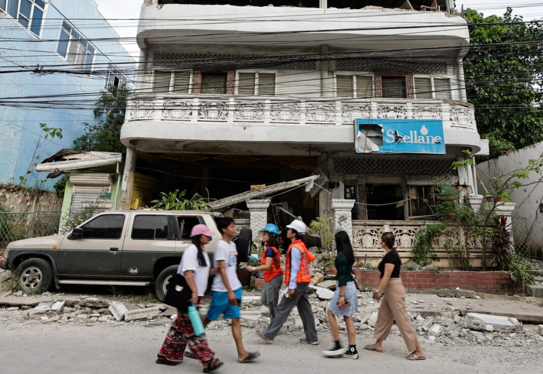 Filipinas se centra en las labores de socorro tras sismo de magnitud 6,9 con 72 muertos