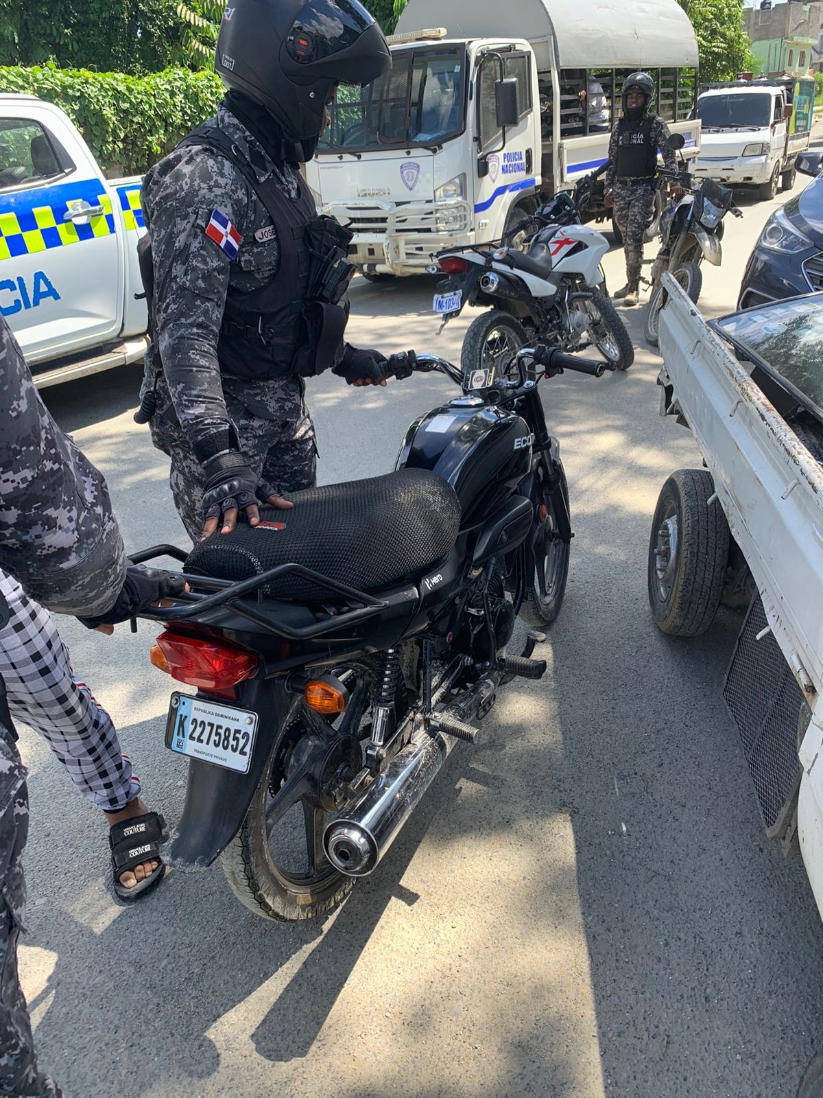 Policía recupera motocicletas robadas, ocupa máquina tragamonedas y detiene varios en Los Guaricanos, SDN - Noticias de hoy en República Dominicana | De Último Minuto