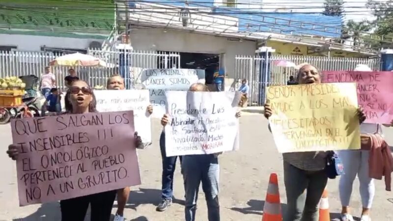 Pacientes protestan frente al Oncológico del Cibao por cancelaciones y cobros elevados