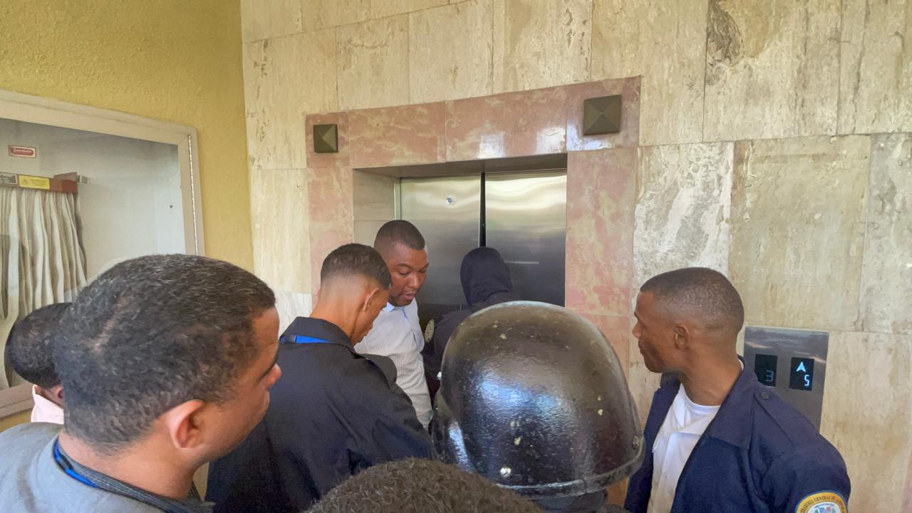 Joven queda atrapado por más de 15 minutos en ascensor del Palacio de Justicia de Santiago - Noticias de hoy en República Dominicana | De Último Minuto