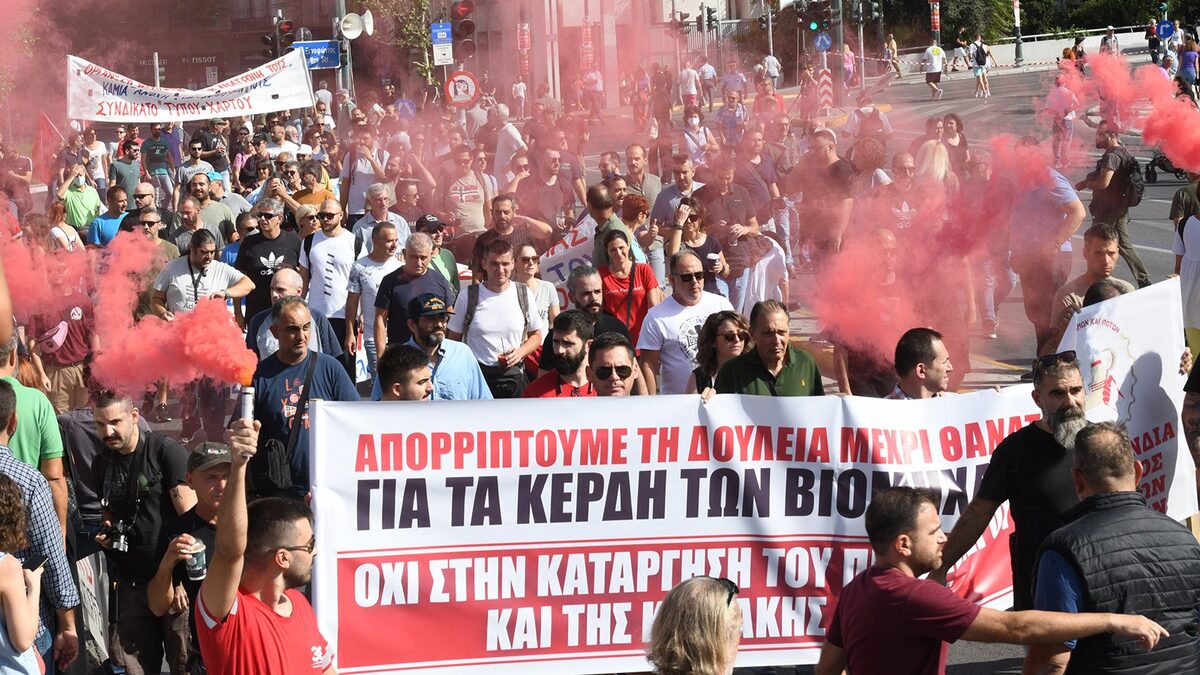 Miles de personas protestan en Grecia contra la ampliación de jornada laboral a 13 horas - Noticias de hoy en República Dominicana | De Último Minuto