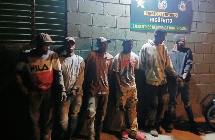 Ocultos en una mezcladora de cemento Ejército detiene haitianos indocumentados en Elías Piña