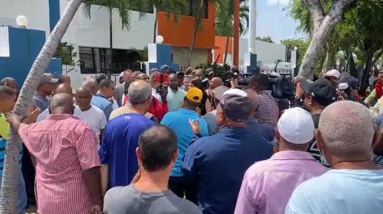 Choferes protestan contra cancelación de tarjeta Bonogas en el Intrant