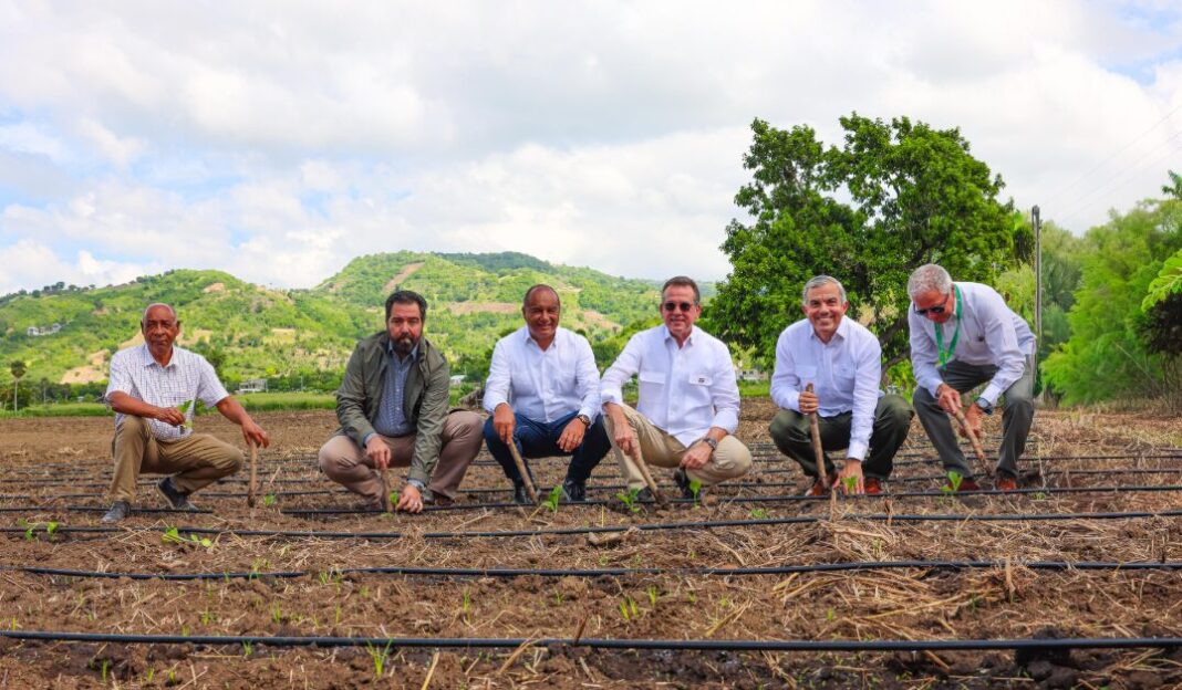 Funcionarios del sector agrícola y comercial del país.