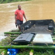 Improvisan medio de transporte tras colapso de puente que une a Yamasá con Don Juan