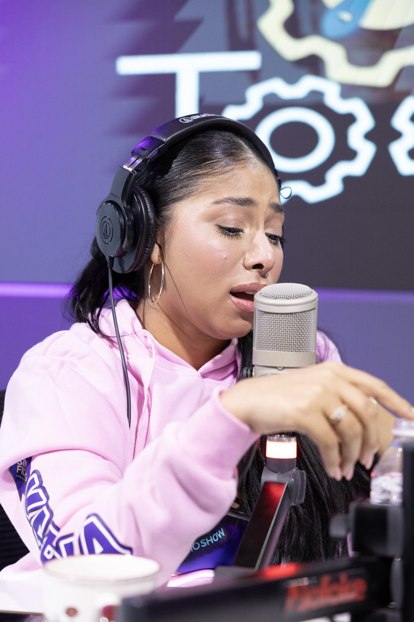 Karola se va en llanto en pleno programa tras sentirse enferma lejos de su familia
