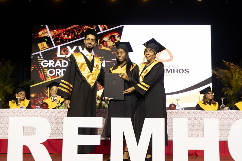 UNIREMHOS gradúa 540 profesionales de grado y postgrado: el 61% fueron mujeres | 2 | UNIREMHOS gradúa 540 profesionales de grado y postgrado: el 61% fueron mujeres - Noticias de hoy en República Dominicana | De Último Minuto