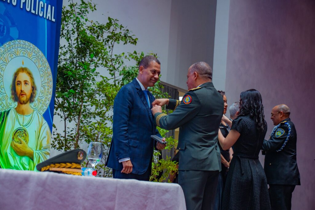 Gómez Mazara recibe Medalla al Mérito Policial por sus aportes en materia tecnológica | 2 | Gómez Mazara recibe Medalla al Mérito Policial por sus aportes en materia tecnológica - Noticias de hoy en República Dominicana | De Último Minuto