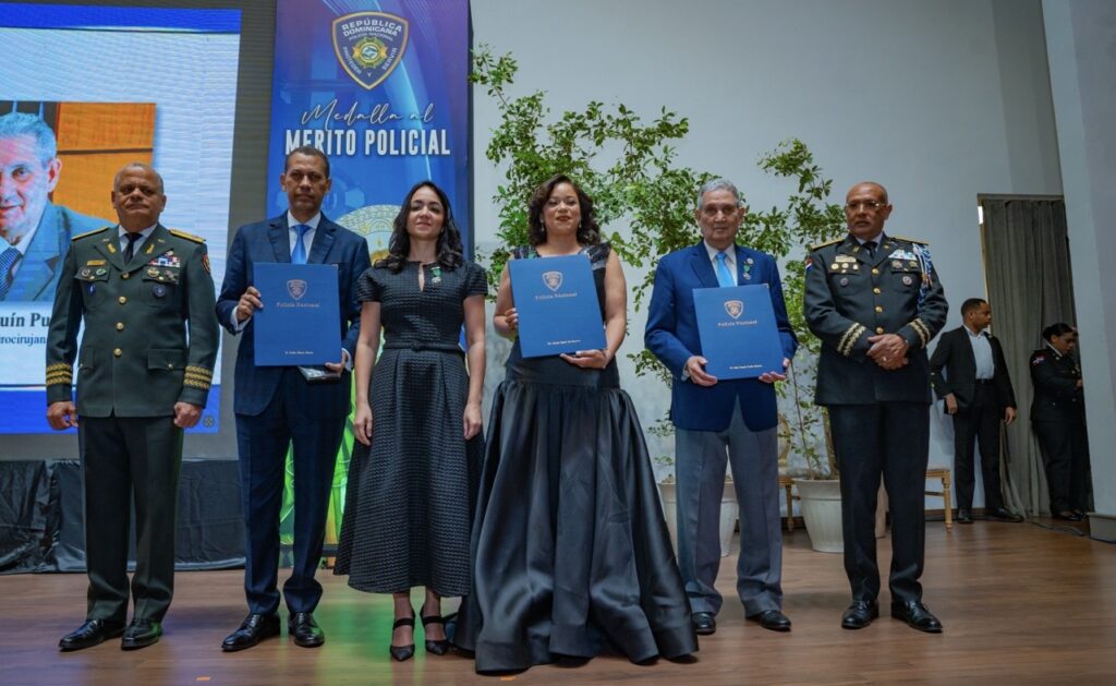 Gómez Mazara recibe Medalla al Mérito Policial por sus aportes en materia tecnológica | 3 | Gómez Mazara recibe Medalla al Mérito Policial por sus aportes en materia tecnológica - Noticias de hoy en República Dominicana | De Último Minuto