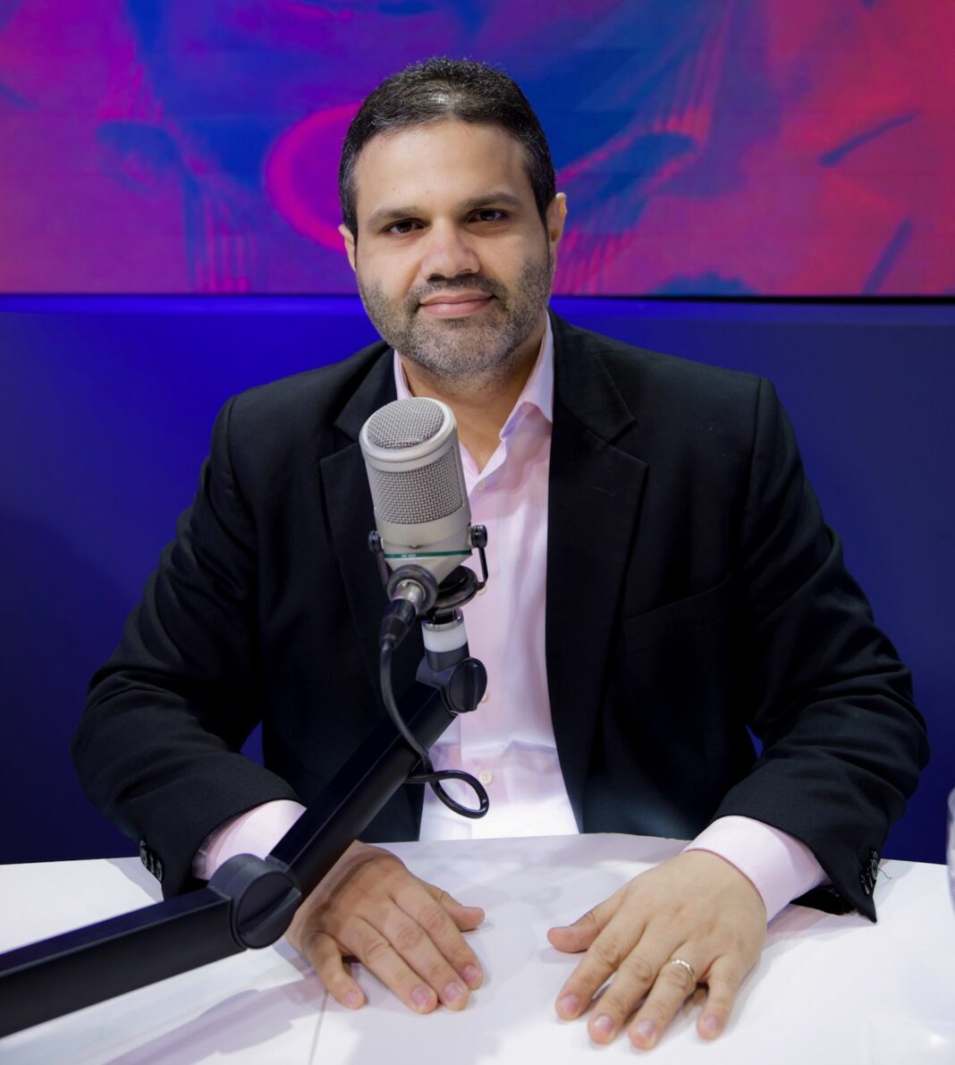 Economista, miembro del PLD contradice afirmaciones de Abinader