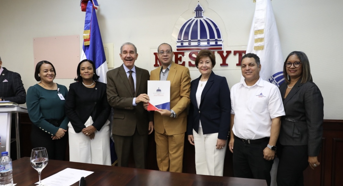 MESCyT entrega 50 becas a estudiantes del Instituto Global de Altos Estudios en Ciencias Sociales - Noticias de hoy en República Dominicana | De Último Minuto
