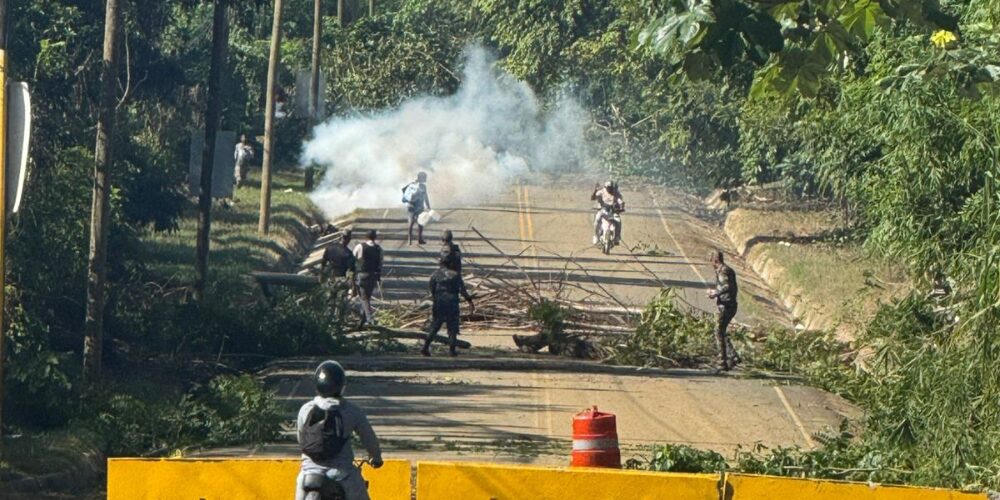 Protestas en Don Juan por retraso en construcción de puente que conecta con Yamasá
