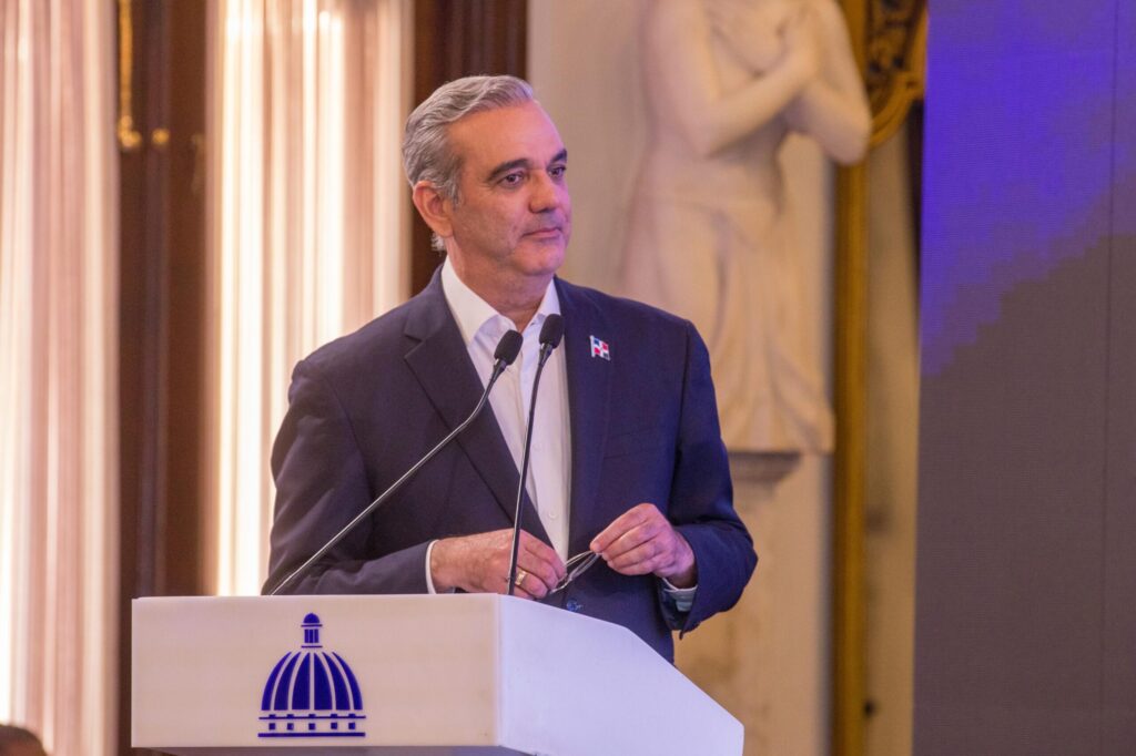Abinader alardea: ¡El sistema financiero dominicano supera los RD billones y crece un 85.6%!