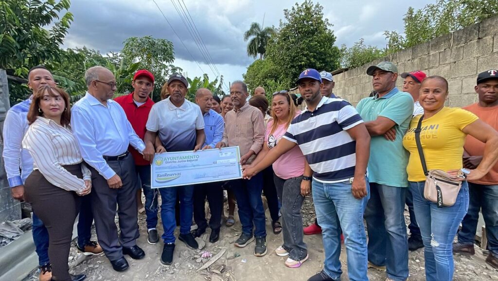 Director del distrito Juma Bejucal entrega cheques para inicio de obras en Don Andrés y Hatico | 3 | Director del distrito