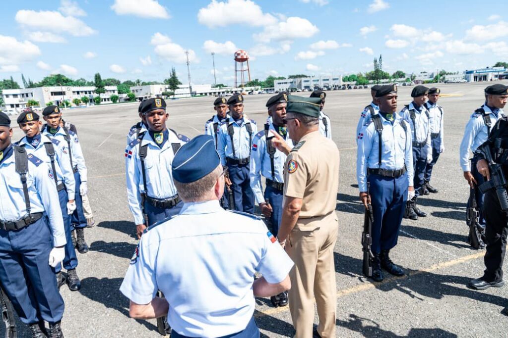 Ministro de Defensa visita Base Aérea de San Isidro y anuncia obras de remozamiento - Noticias de hoy en República Dominicana | De Último Minuto