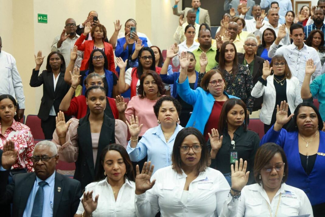 Ministerio de Educación juramenta comisiones distritales para la Evaluación del Desempeño Docente 2025