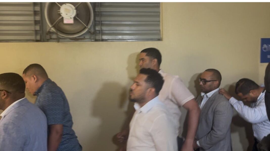 Trasladan a audiencia a los 11 policías acusados de matar a cinco hombres en La Barranquita de Santiago