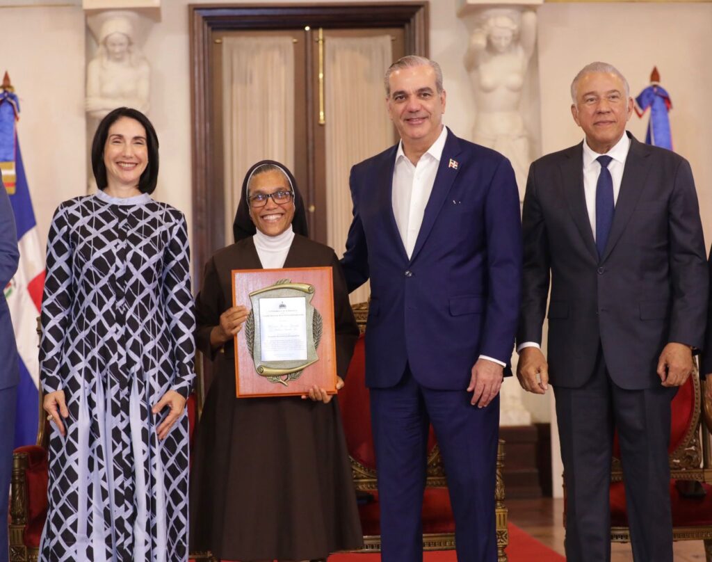 Abinader entrega premio Adulto Mayor del Año a Josefina Miniño | 4 | Abinader entrega premio Adulto Mayor del Año a Josefina Miniño - Noticias de hoy en República Dominicana | De Último Minuto
