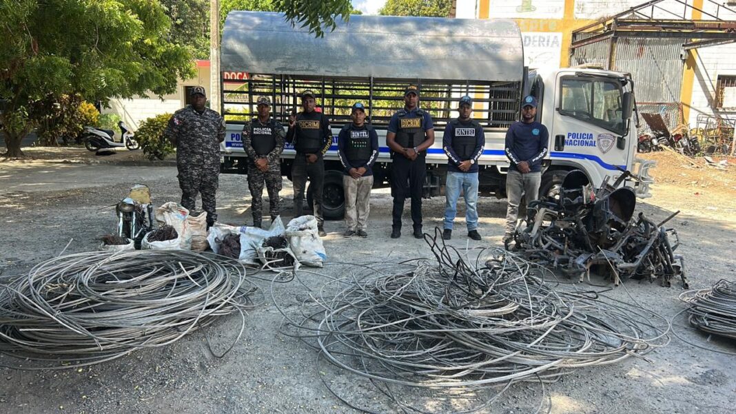 Policía Nacional ocupa gran cantidad de alambres de alta tensión y chasis de motocicletas en allanamientos en La Vega