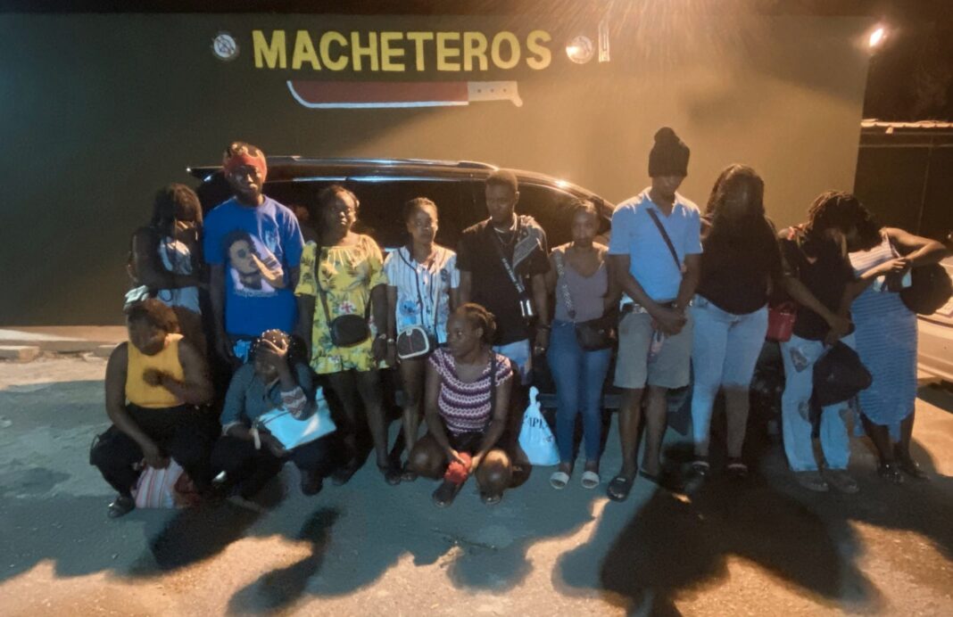 En Mao detienen a dos conductores que transportaban a 16 migrantes haitianos en condición migratoria irregular