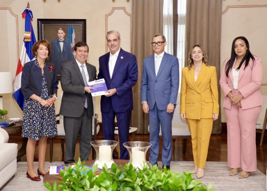 Abinader recibe documento de política pública de la CEPAL sobre fortalecimiento del sistema de protección social - Noticias de hoy en República Dominicana | De Último Minuto